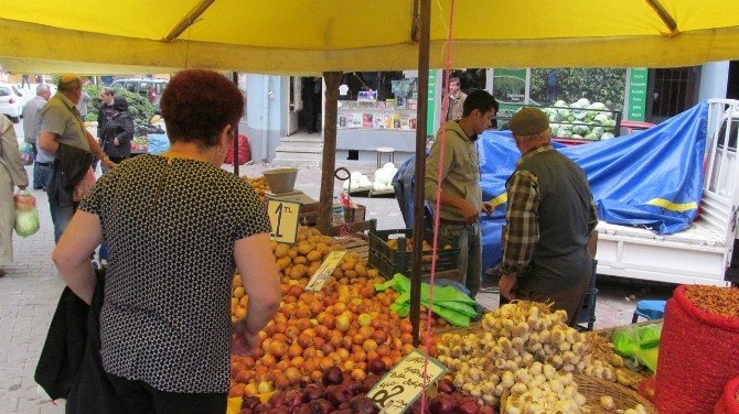 Bu Pazarda Ne Alırsan Bir Lira