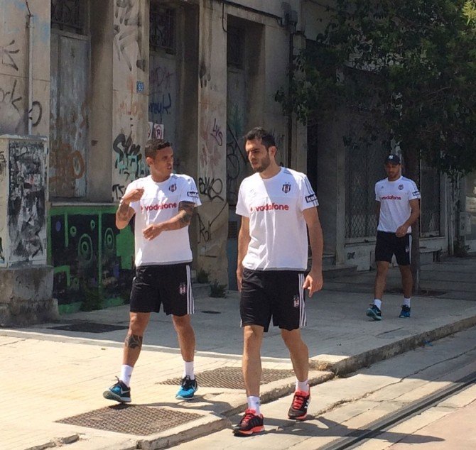 Beşiktaş, Olympıakos Maçı Öncesi Yürüyüş Yaptı