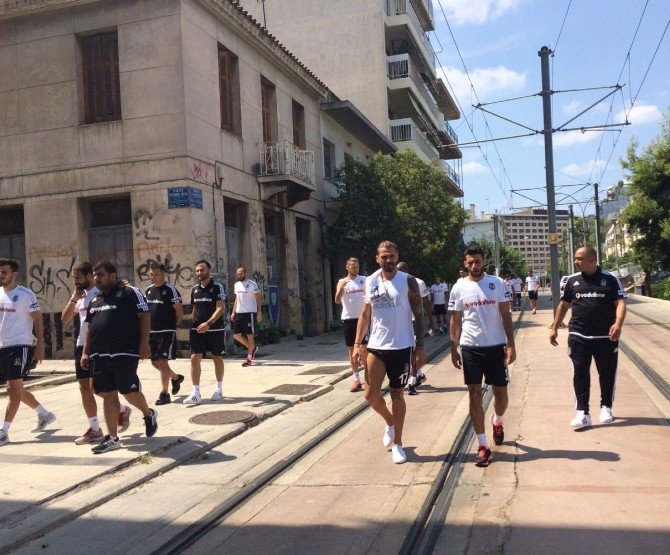 Beşiktaş, Olympıakos Maçı Öncesi Yürüyüş Yaptı