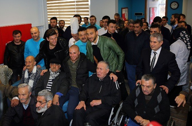 Beşiktaşlı Futbolculardan Anlamlı Ziyaret