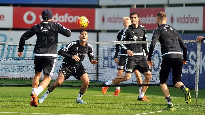 Beşiktaş, Hibrit Çimde İlk Antrenmanını Yaptı