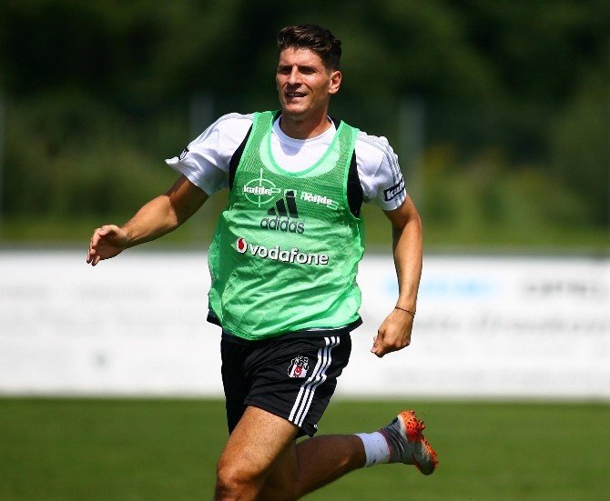 Gomez, Beşiktaş’la İlk Antrenmanına Çıktı
