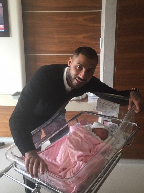 Beşiktaş’ın Yıldızı Quaresma’nın Babalık Sevinci