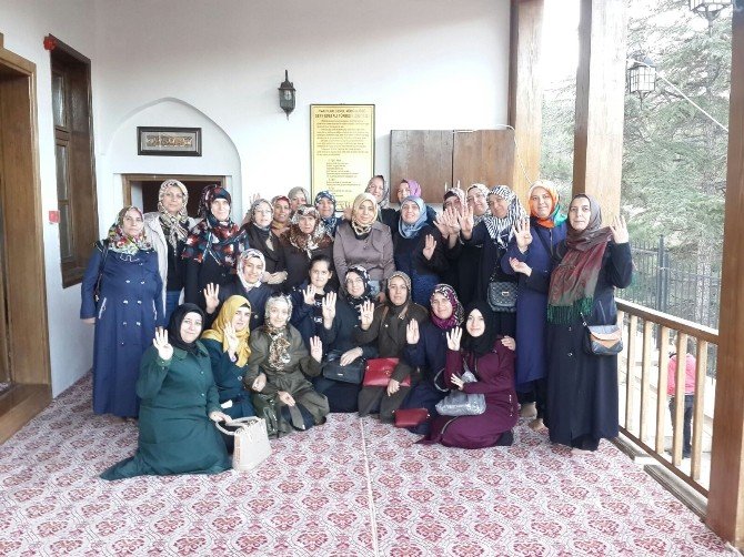 Ak Kadınlar Şeyh Edebali Türbesi’nde Şükür Namazı Kılıp, Dua Etti