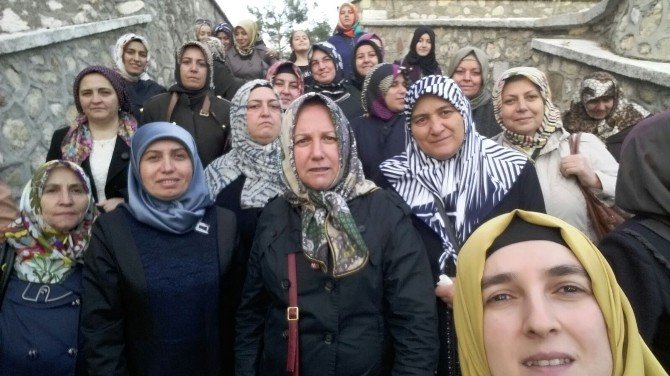 Ak Kadınlar Şeyh Edebali Türbesi’nde Şükür Namazı Kılıp, Dua Etti