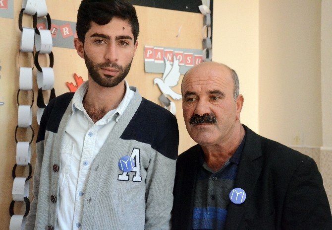 Ak Parti’li Görevliler Yakalarına Kayı Boyu’nu Temsil Eden Rozetler Taktı