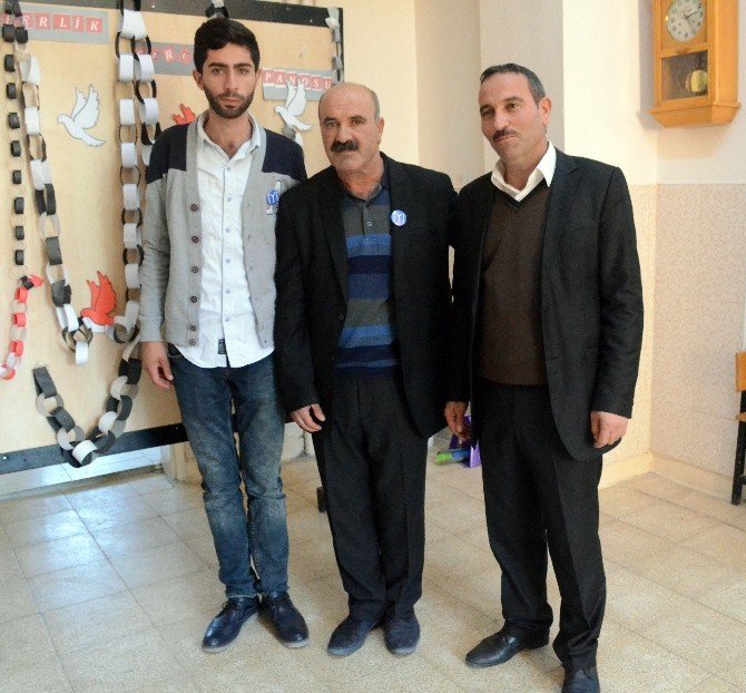 Ak Parti’li Görevliler Yakalarına Kayı Boyu’nu Temsil Eden Rozetler Taktı