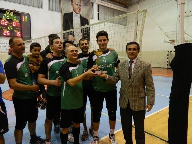 Voleybol Turnuvasının Şampiyonu Adliye