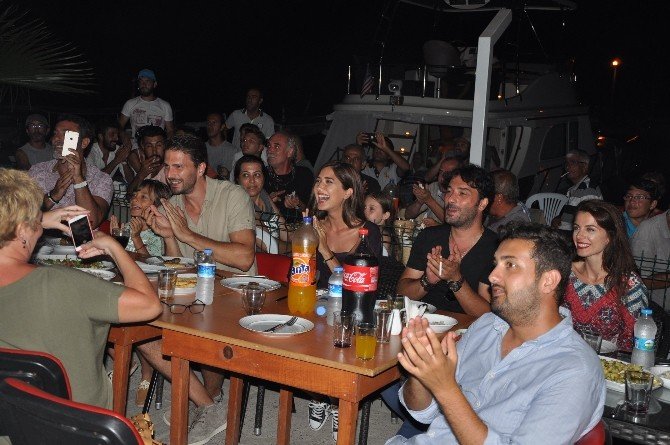 "Bir Deniz Hikayesi" Dizisinin Oyuncuları İlk Bölümü Yöre Halkıyla İzledi