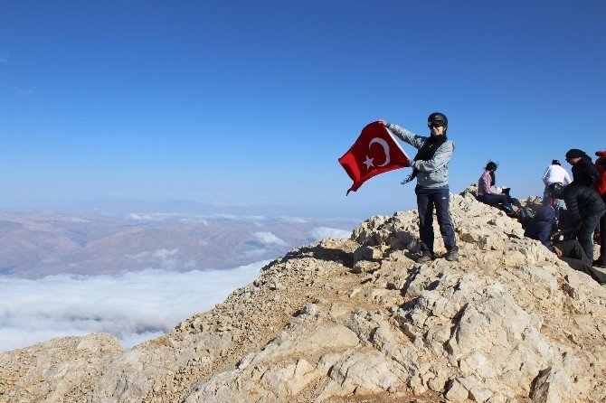 Zirveye Şehitler İçin Tırmandılar