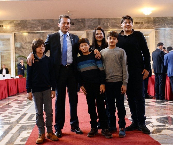 Meclise Üçüzleri İle Birlikte Geldi