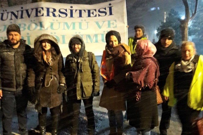 Zonguldaklı Öğretim Üyesi Evsizlere Çorba Dağıttı