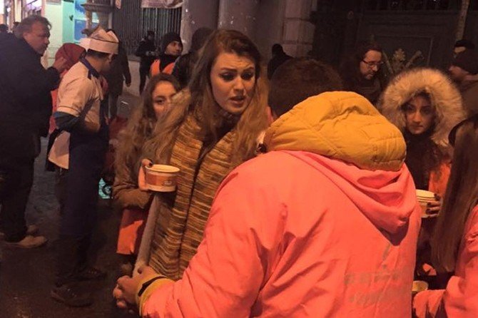 Zonguldaklı Öğretim Üyesi Evsizlere Çorba Dağıttı