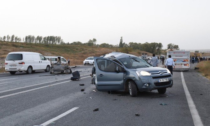 Ahlat’ta Trafik Kazası: 16 Yaralı