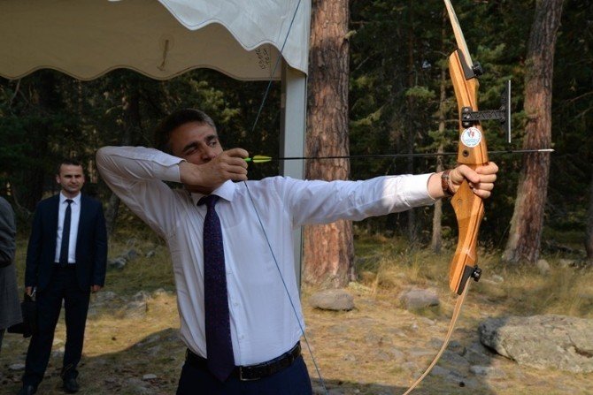 Bolu Valisi Aydın Baruş Ok Attı