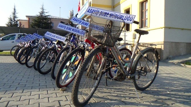 Bolu Polisi Kentte Çalınan 42 Bisikleti Ve Faillerini Yakaladı