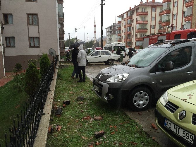Bolu’da Apartmanın Çatısına Yıldırım Düştü