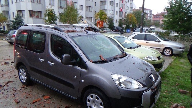 Bolu’da Apartmanın Çatısına Yıldırım Düştü