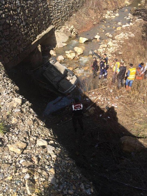 Bolu’da Otomobil Dereye Uçtu: 1 Ölü, 3 Yaralı