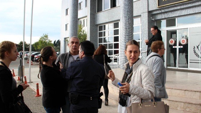 Kadınlar, "Boşanmış Mağdur Babalar Derneği" Başkanına Saldırdı