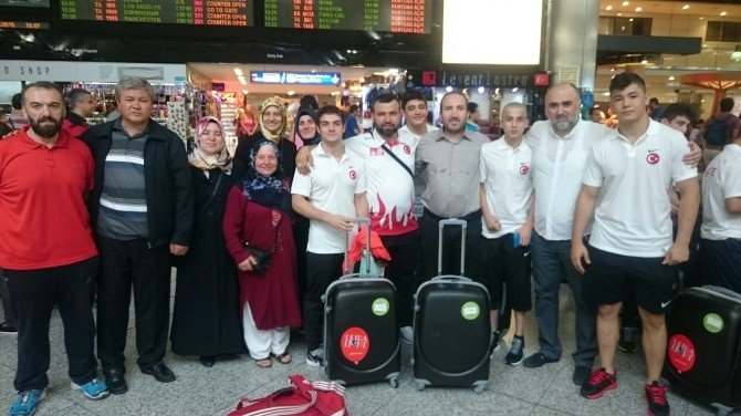 Yıldız Milli Güreşçiler Bosna Hersek’te Madalya Peşinde