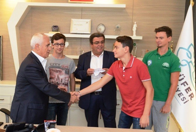 Genç Şampiyonlar Sevinçlerini Bozbey İle Paylaştı