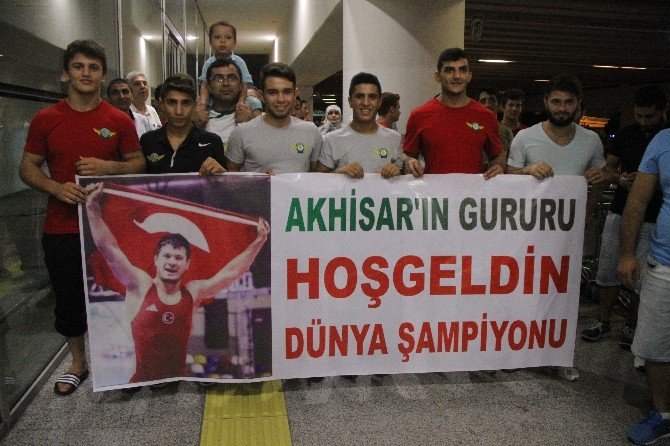Dünya Şampiyonu Omuzlarda Karşılandı