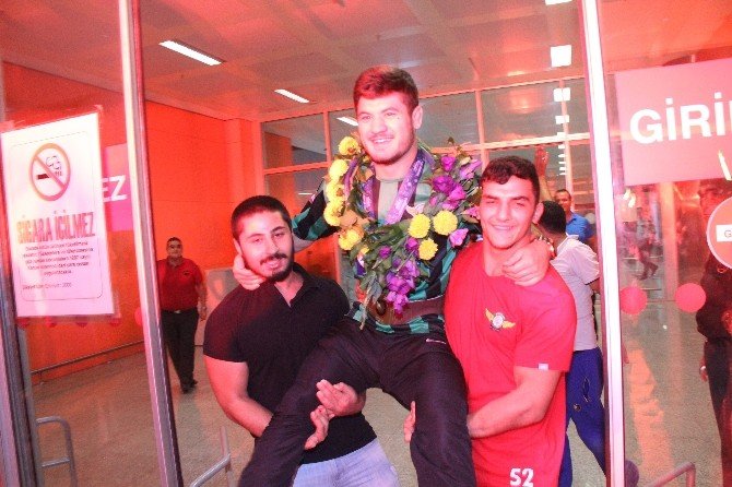 Dünya Şampiyonu Omuzlarda Karşılandı