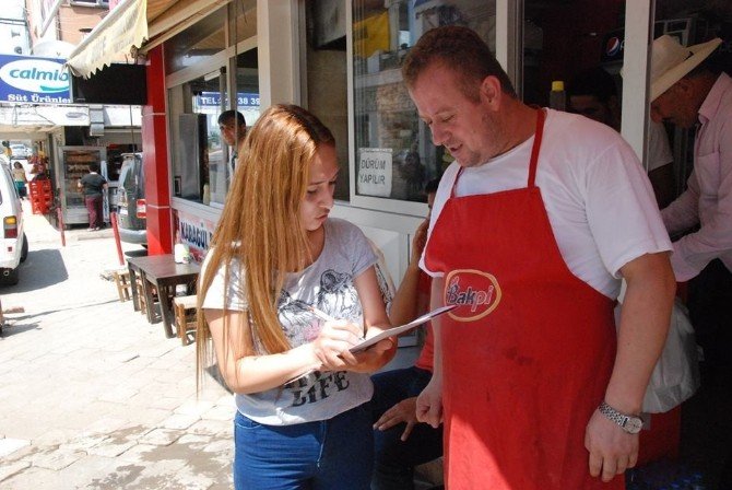 Kapı Kapı Dolaşıp Vatandaşın Derdini Dinliyorlar