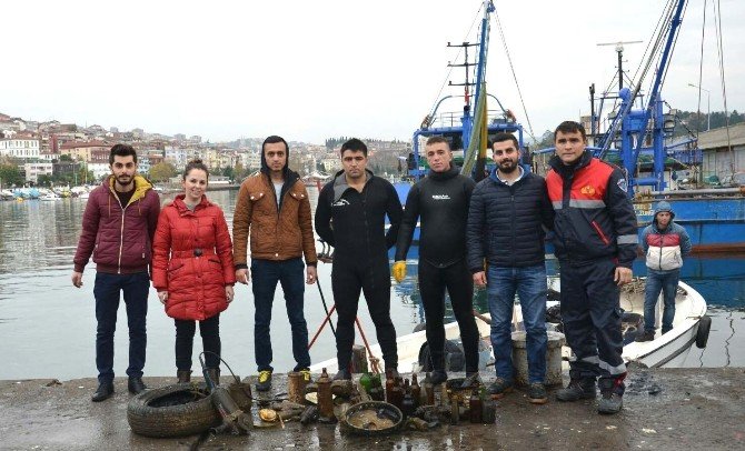 Üniversiteliler Denizden Çöp Çıkarttılar