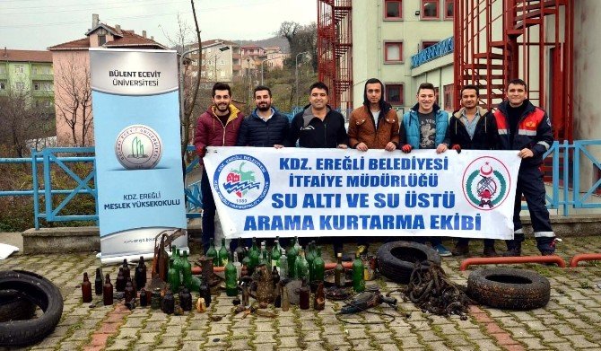 Üniversiteliler Denizden Çöp Çıkarttılar