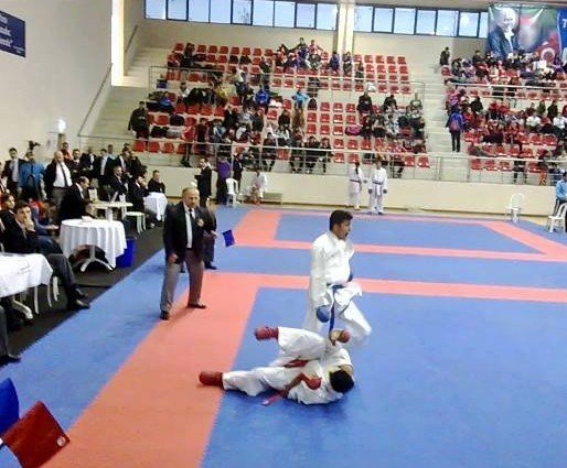 Şampiyon Karateci, Ağabeyinin Yolunda İlerliyor
