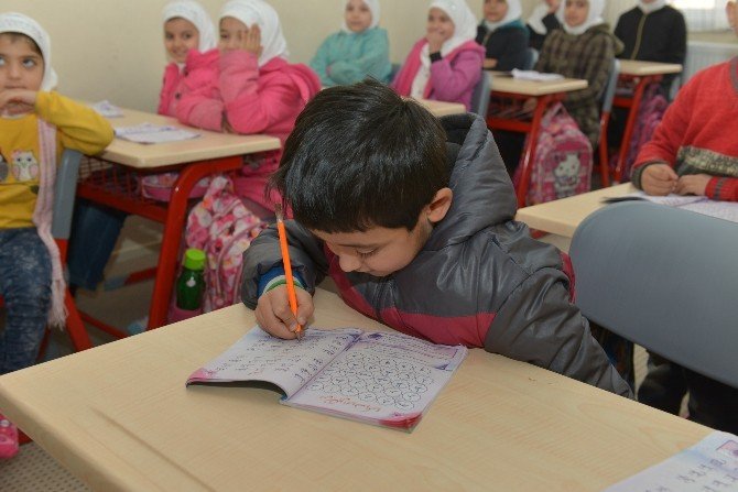Başkan Altepe’den Suriyeli Yetim Öğrencilere Moral