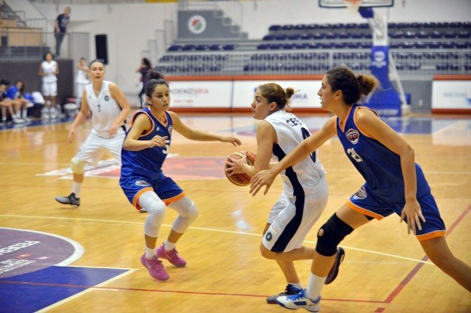 Bursa Büyükşehir Belediyespor’un Perileri Çeyrek Finalde