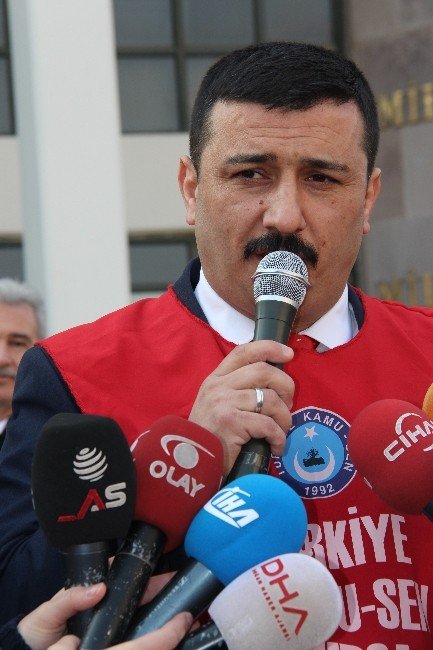 Mahkeme Kararlarını Milli Eğitim Önünde Ateşe Verdiler