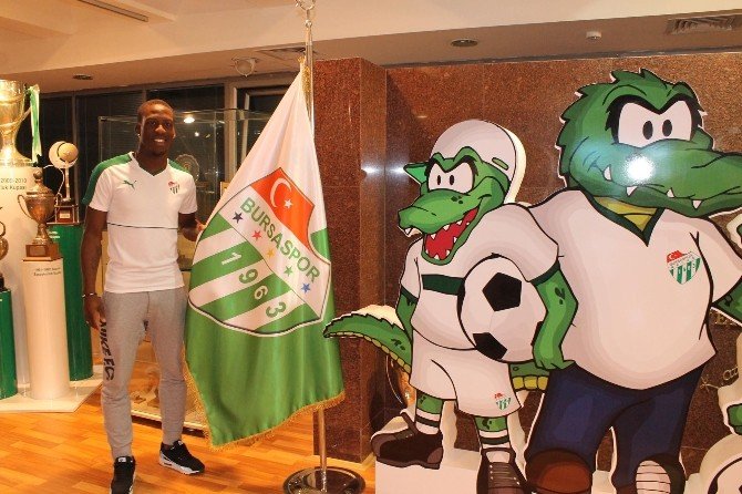 Bursaspor Luıs Advıncula’ya İmzayı Attırdı
