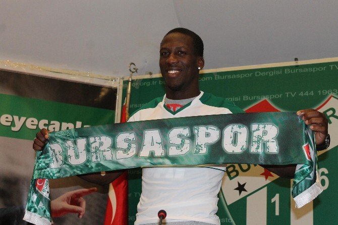 Bursaspor Luıs Advıncula’ya İmzayı Attırdı