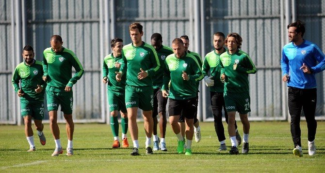 Bursaspor Cumhuriyet Bayramı İçin Dev Türk Bayrağı Açtı