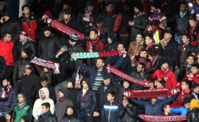 Rakip Taraftarlar Aynı Tribünde Maçı İzledi