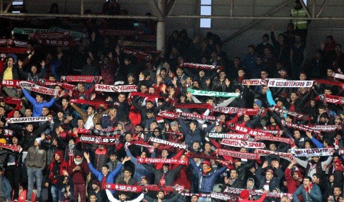 Rakip Taraftarlar Aynı Tribünde Maçı İzledi