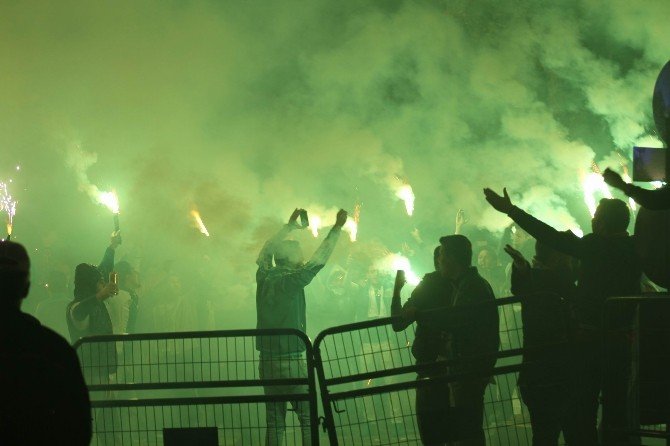 Bursaspor’a Meşaleli Karşılama