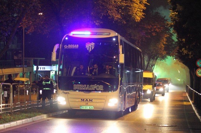 Bursaspor’a Meşaleli Karşılama