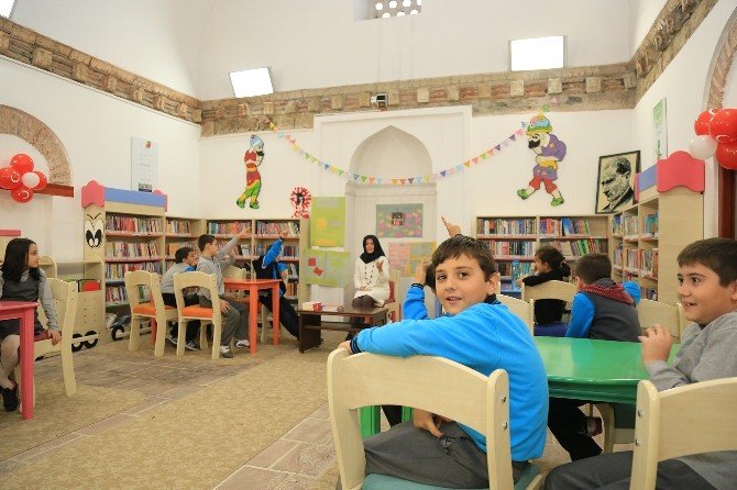 Cam, Okurlarıyla Buluştu