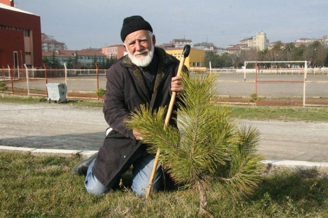 Doğa Dostu 23 Yılda 400 Bin Ağaç Dikti