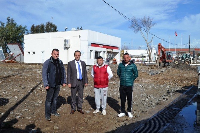 Gökay Bacan, “Akaryakıt İstasyonu Dedikodularına Gülüp Geçiyoruz”