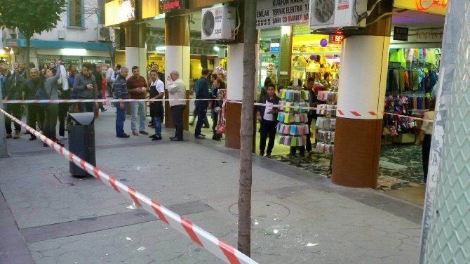 Yüksekten Düşen Cam Parçası İki Kişiyi Yaraladı