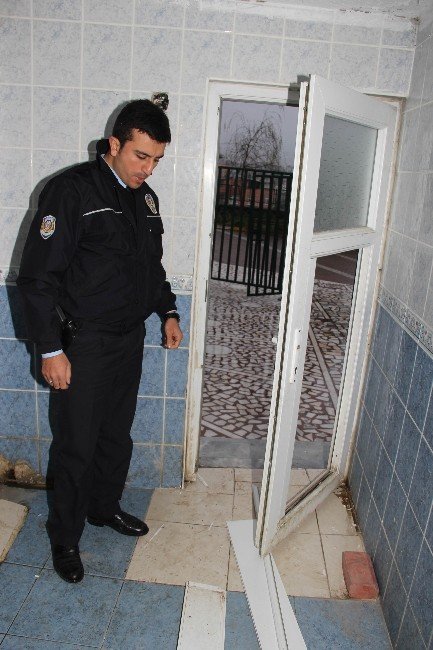 Cami Tuvaletinin Kapıları Kırıldı