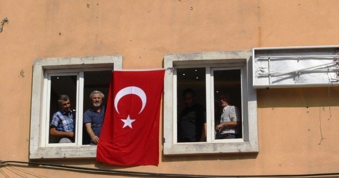 Hdp’liler Kendi Parti Binalarına Türk Bayrağı Astı