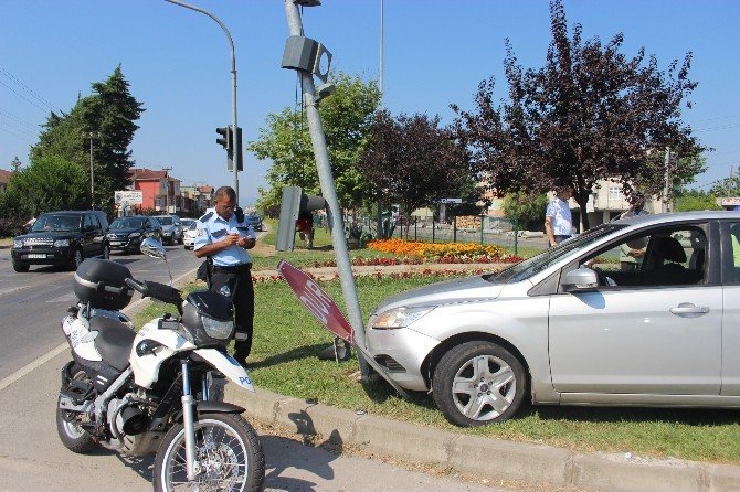 Otomobil Trafik Işıklarına Çarptı