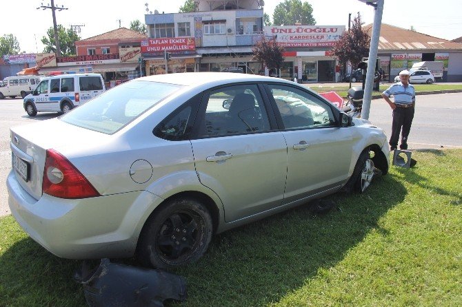 Otomobil Trafik Işıklarına Çarptı